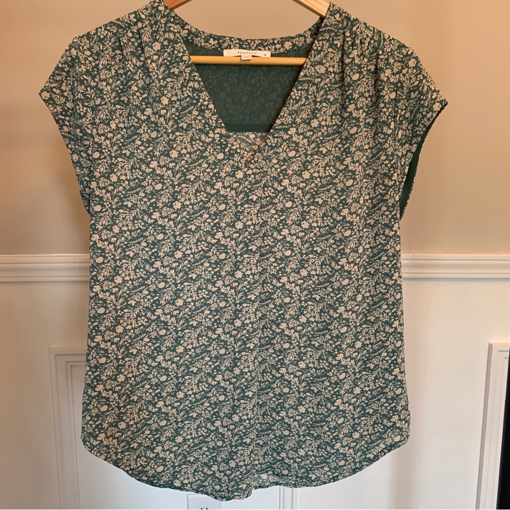 Fun 2 Fun Stitch Fix Women’s Lillian V-Neck Blouse in Green/Tan Size Medium